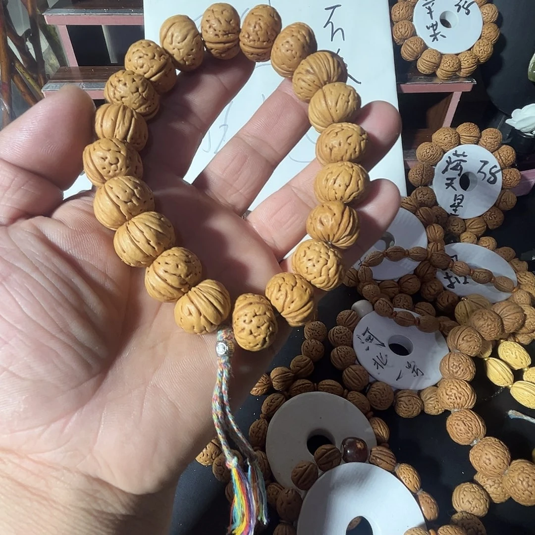 刘***斯手串桃核树王纽扣手持 水晶壳奶油皮