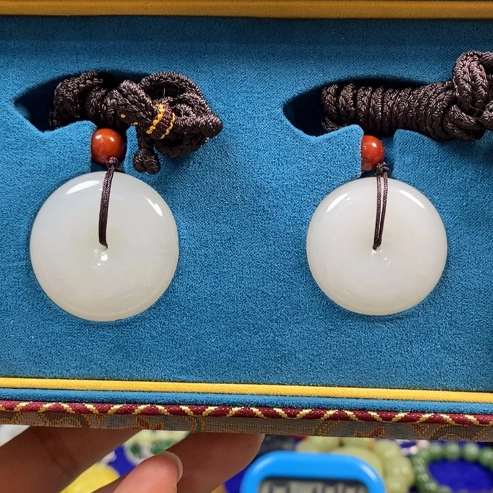 护***工和田玉未镶嵌颈饰