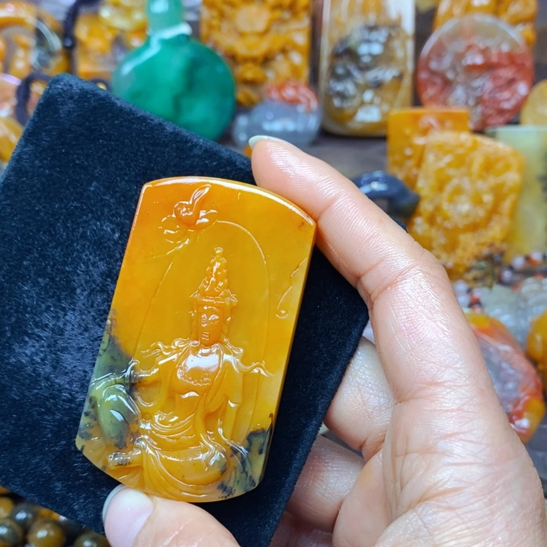 未镶嵌石英质玉（黄龙玉）颈饰