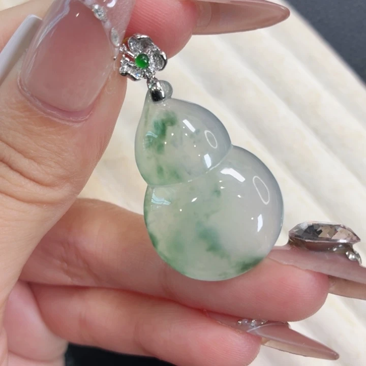 颈饰18K金镶嵌翡翠