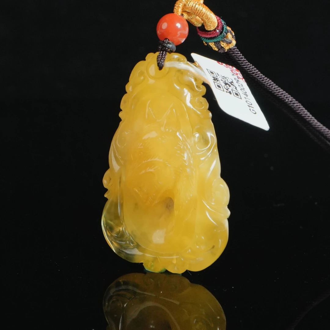 M6888 蜜蜡雕刻吊坠 52*32*12mm 12.38g