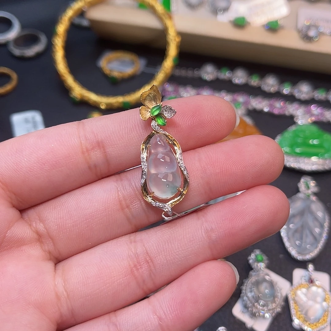 川***人翡翠18K金镶嵌颈饰豆子