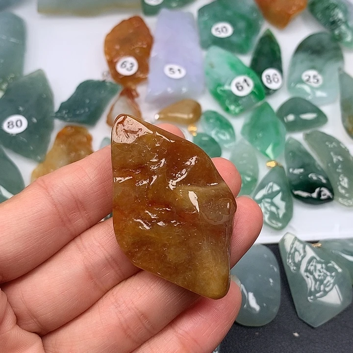 翡翠未镶嵌颈饰随型