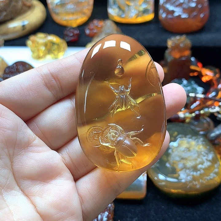 琥珀未镶嵌裸石大师工雕刻件甲虫吊坠