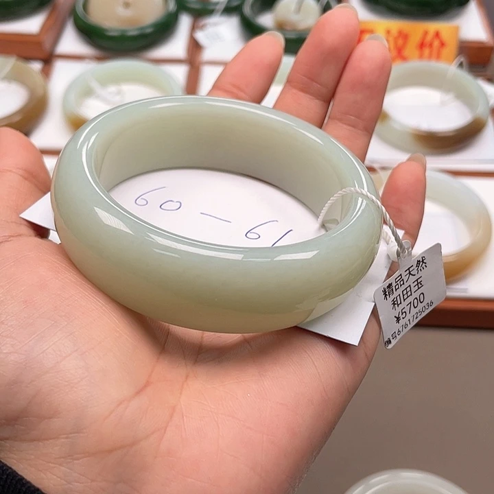 颈饰未镶嵌和田玉（糖玉）