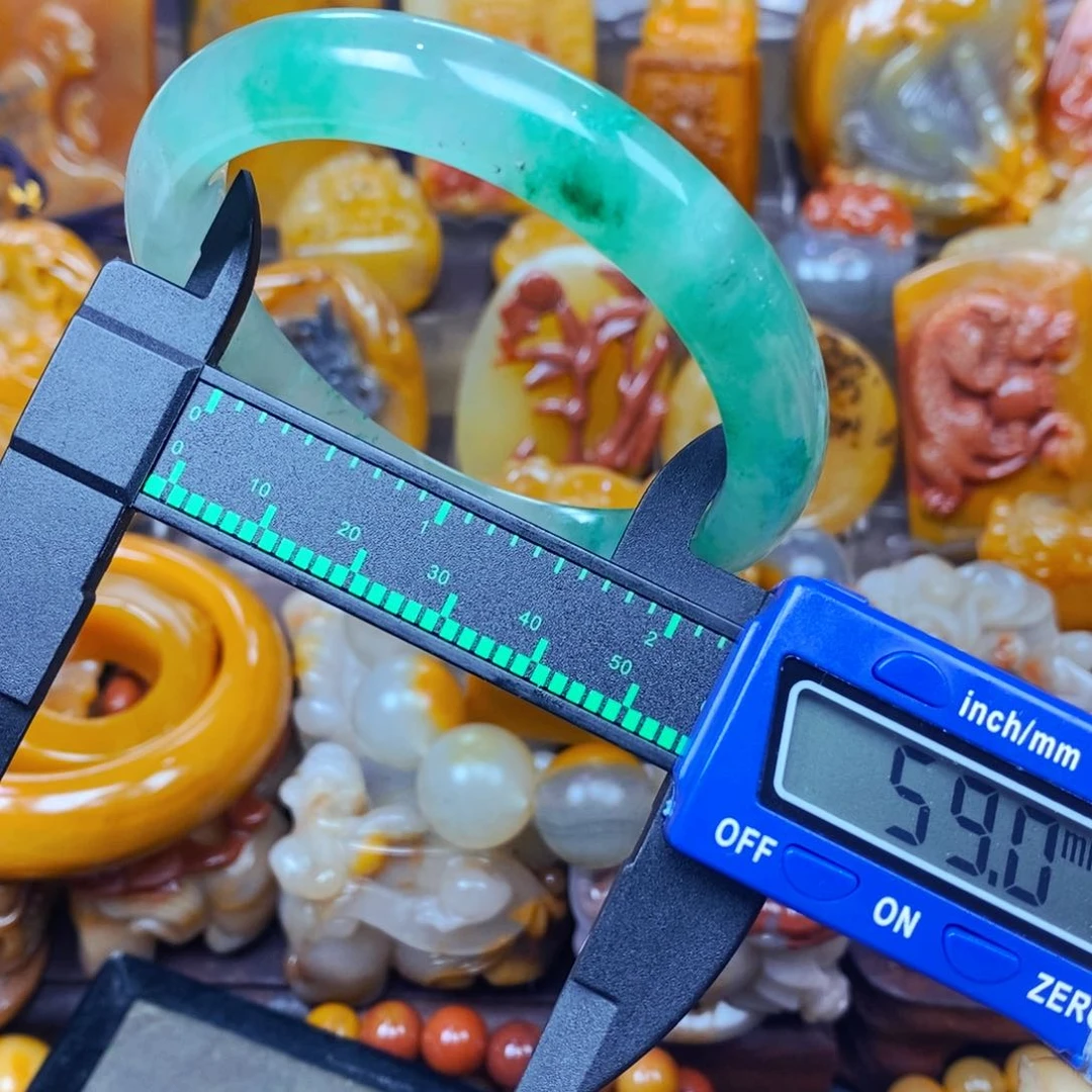 未镶嵌石英质玉（黄龙玉）颈饰