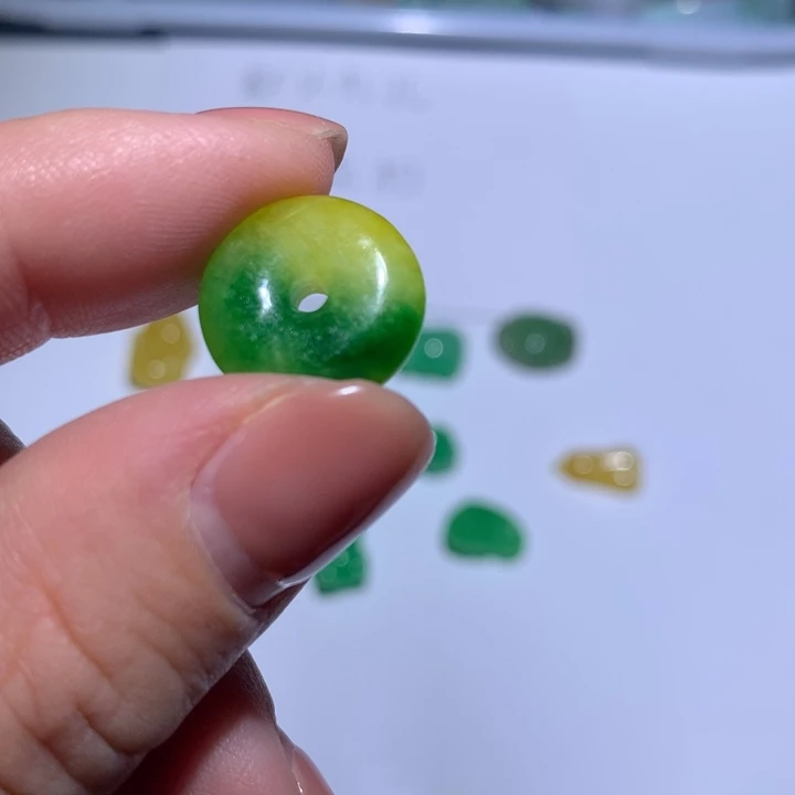 翡翠未镶嵌颈饰平安扣