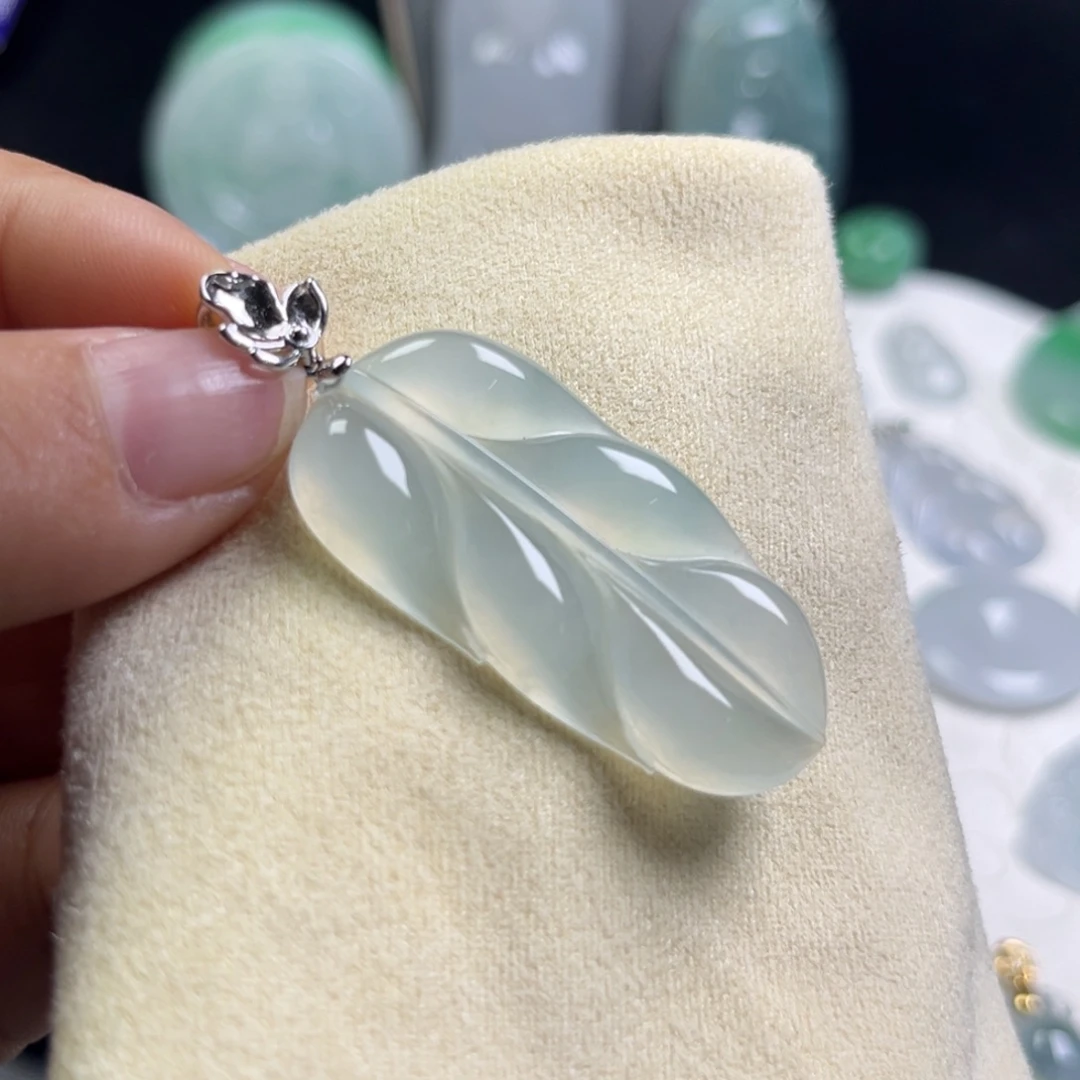 翡翠未镶嵌颈饰叶子