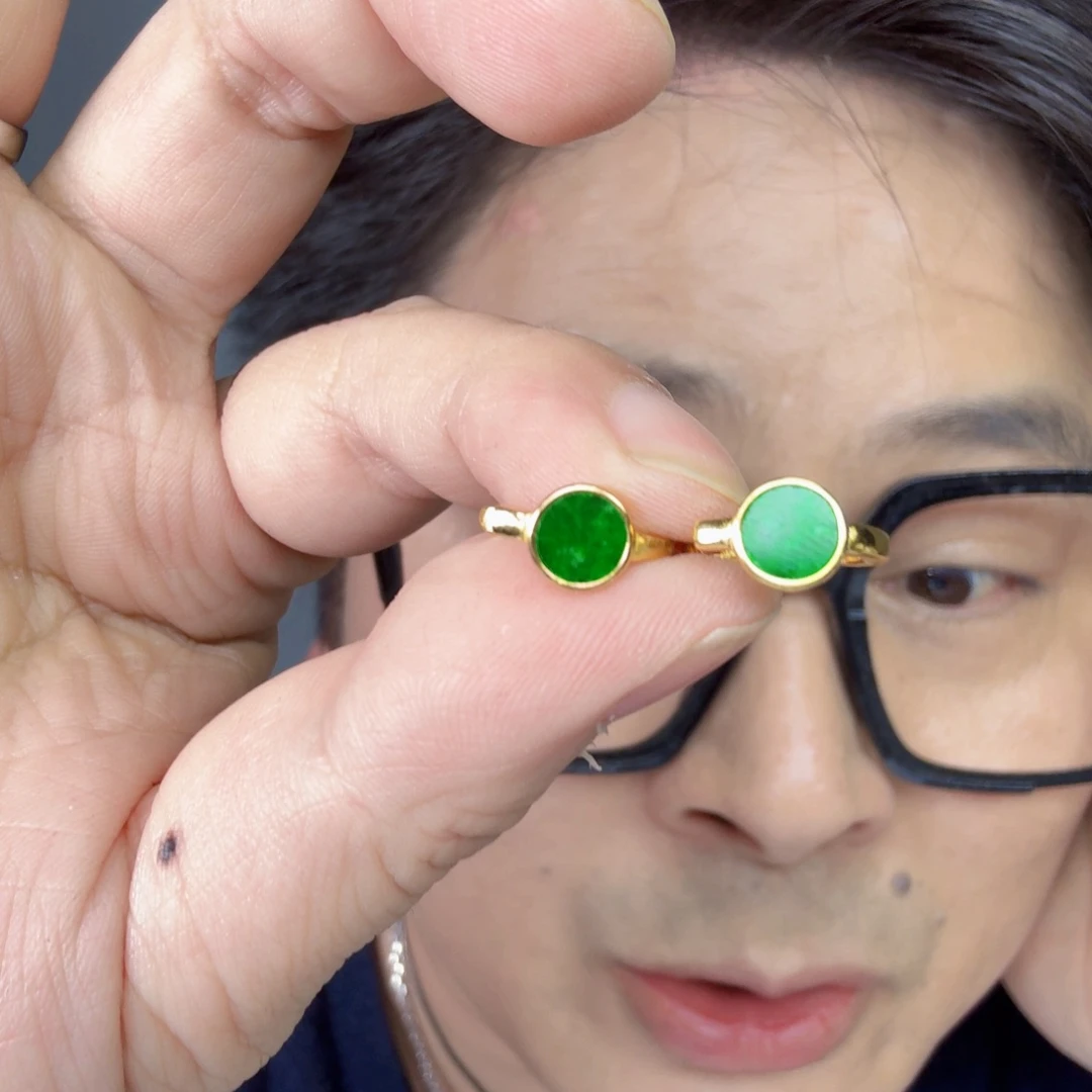 翡翠未镶嵌颈饰一对