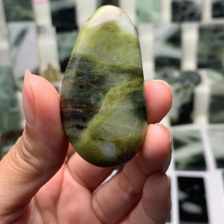 独山玉未镶嵌颈饰