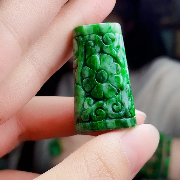 翡翠未镶嵌颈饰多样性