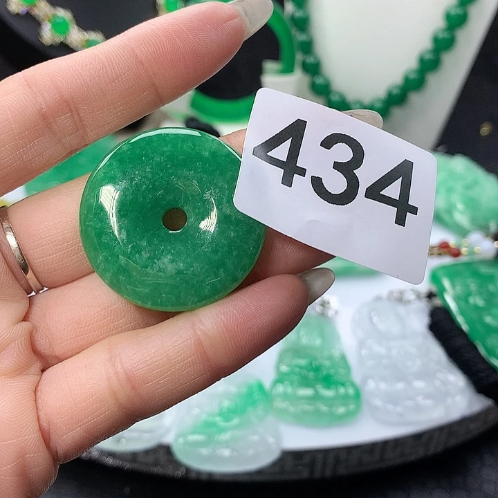 翡翠吊坠(赠链)未镶嵌