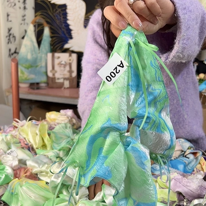 哈***姐200方巾发圈不退不换