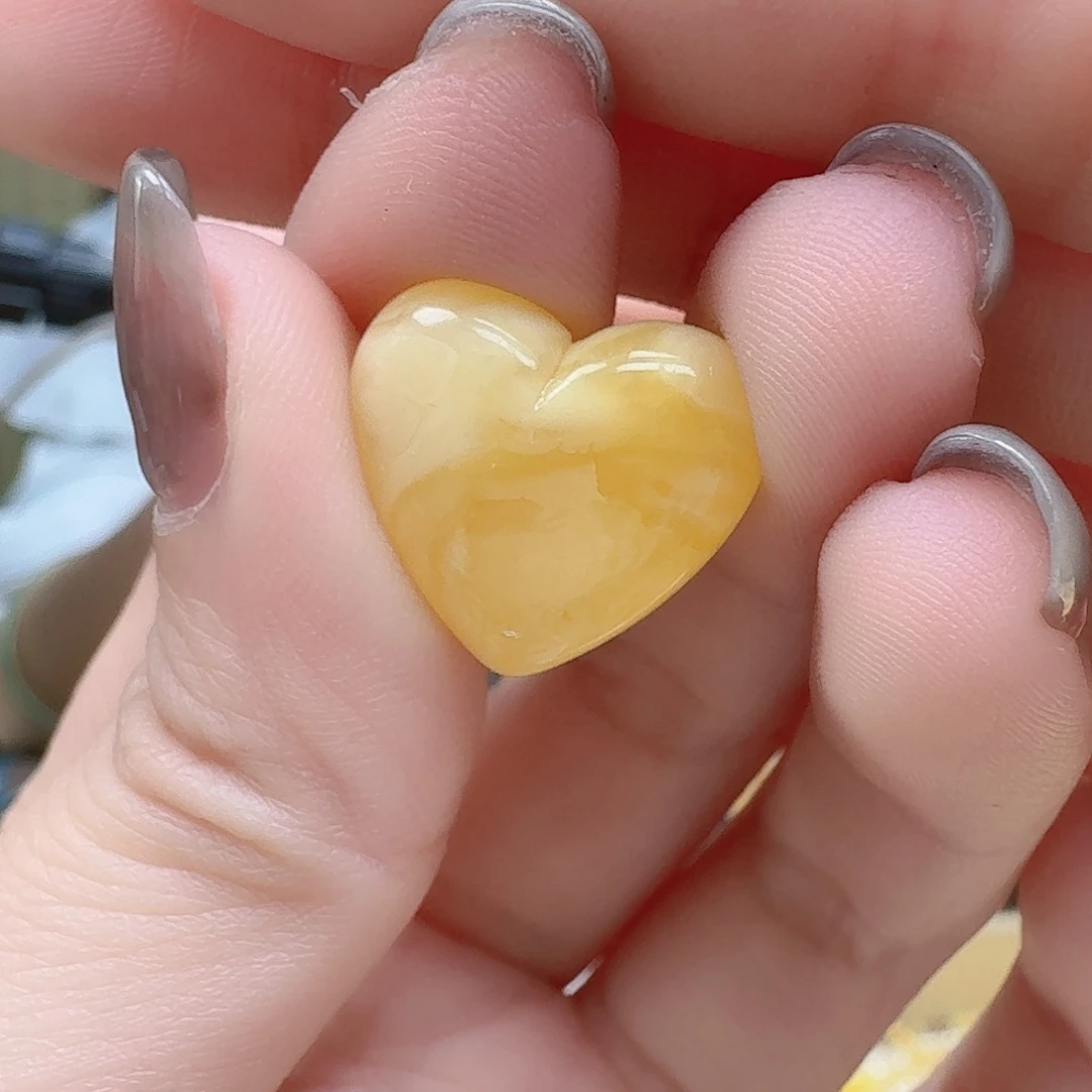 未镶嵌琥珀裸石爱心
