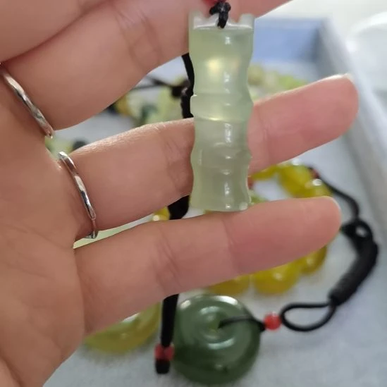 未镶嵌蛇纹石玉吊坠