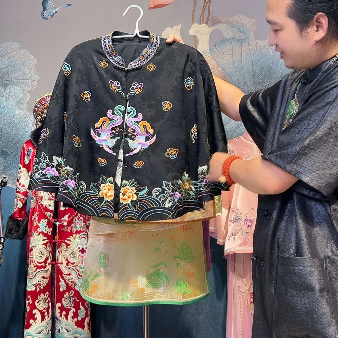 圆领中开精工手推绣披肩