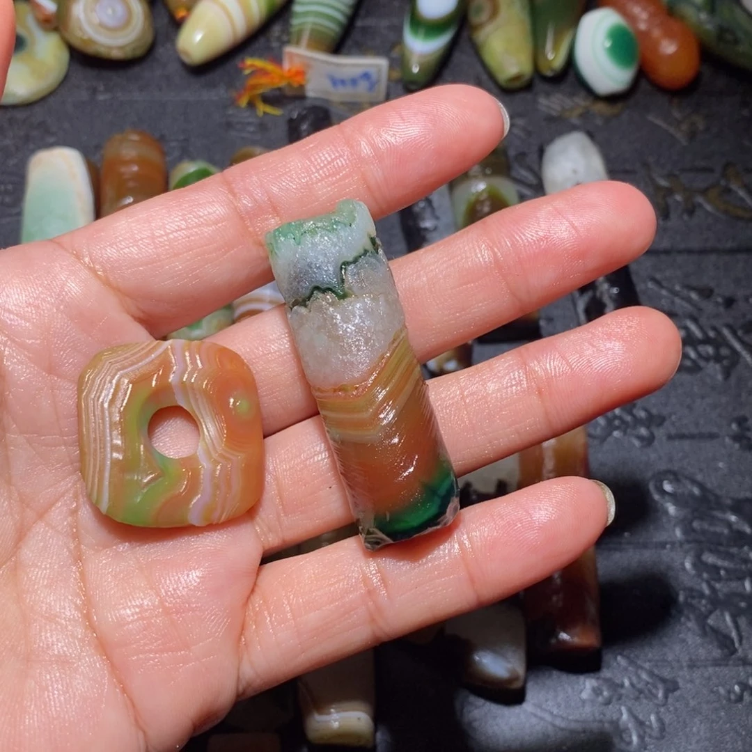 颈饰未镶嵌石英质玉王****?