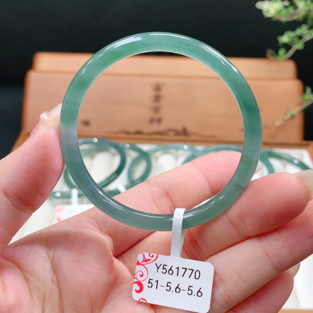 翡翠手镯未镶嵌天然