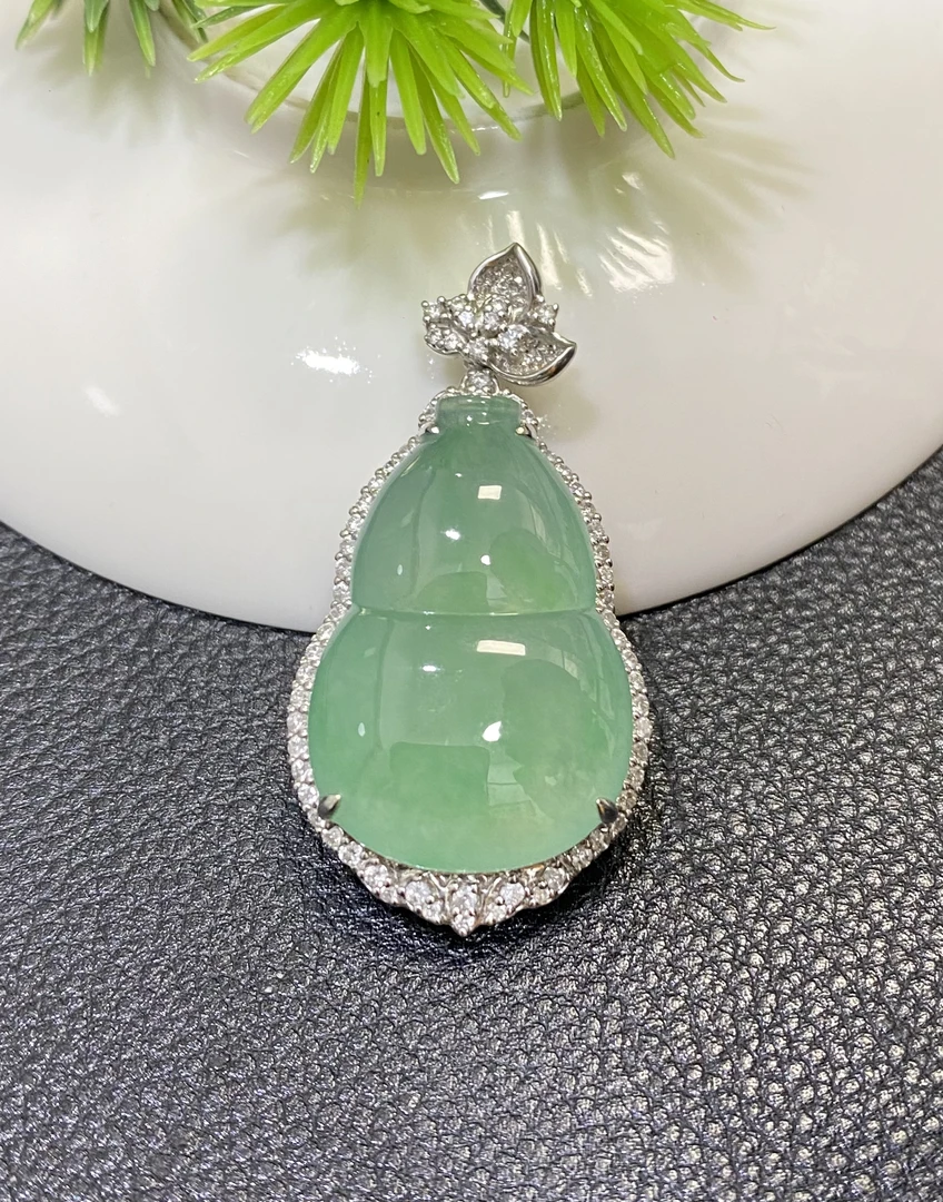 18K金镶翡翠绿葫芦吊坠