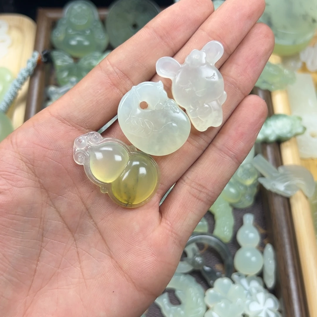 未镶嵌蛇纹石玉颈饰葫芦钱袋兔子