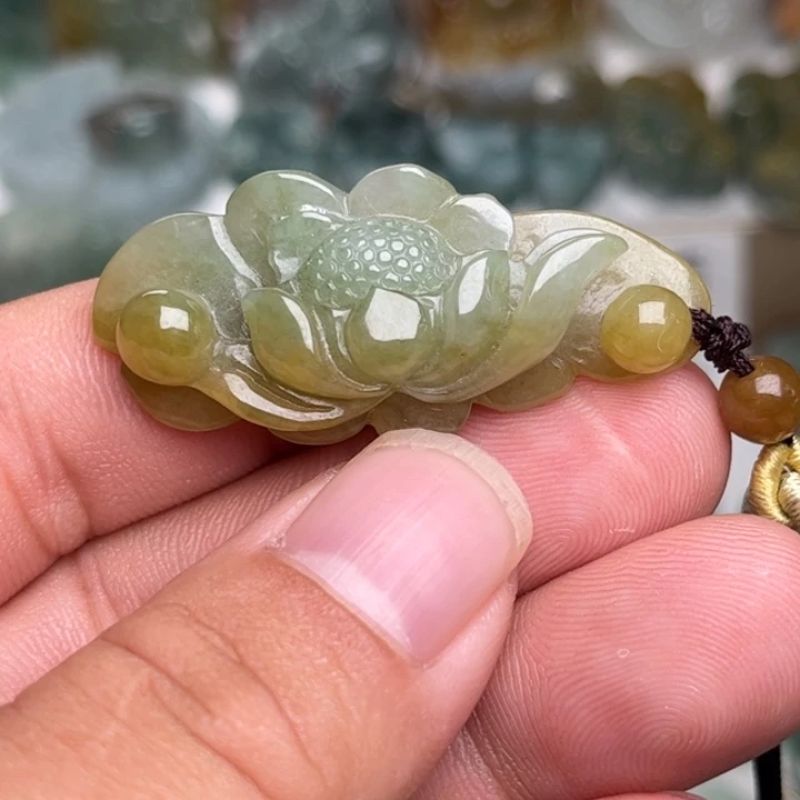 翡翠未镶嵌颈饰荷花