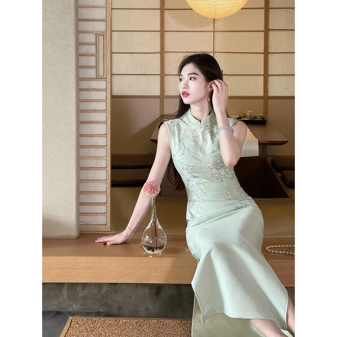 凌茜恣禾【青绣】国风新中式豆绿绣花连衣裙气质优雅绝美改良旗袍裙