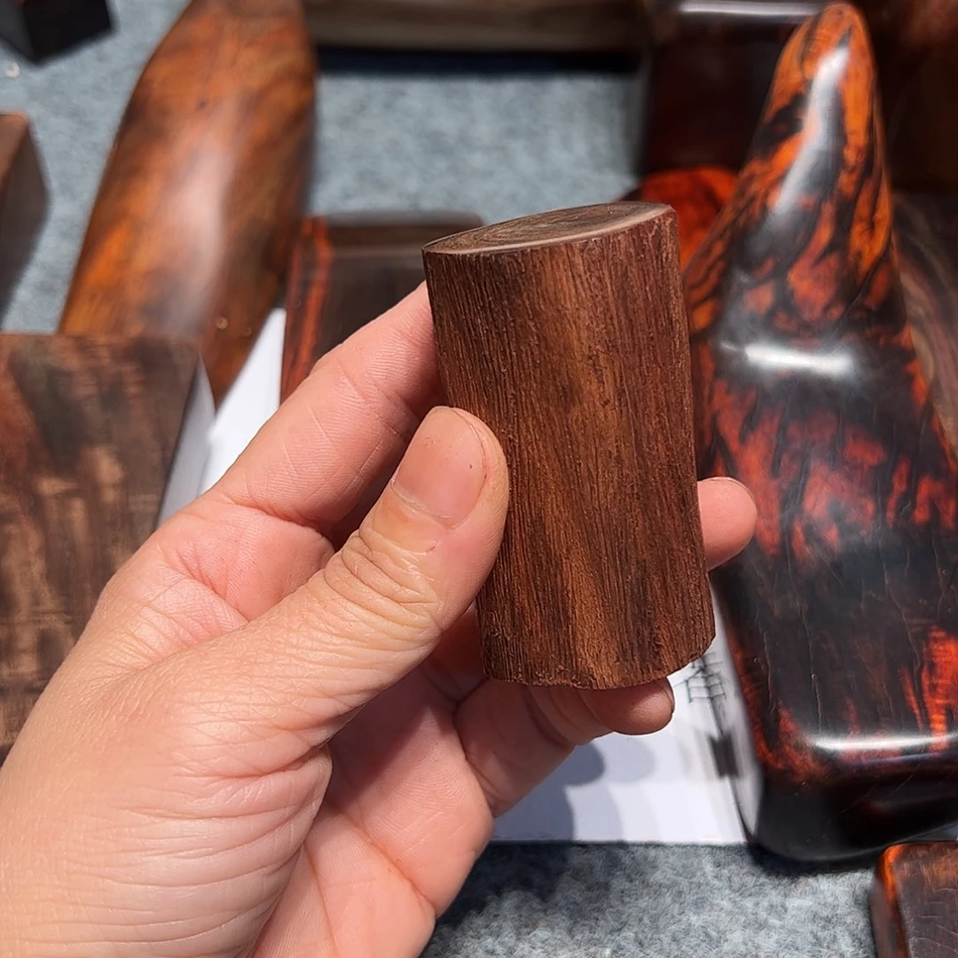 交趾黄檀（大红酸枝）江**人