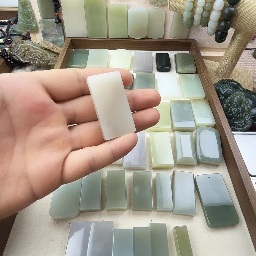 L***C和田玉未镶嵌颈饰