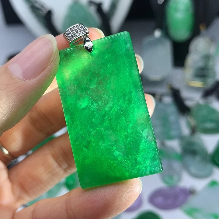 翡翠未镶嵌吊坠(赠链)