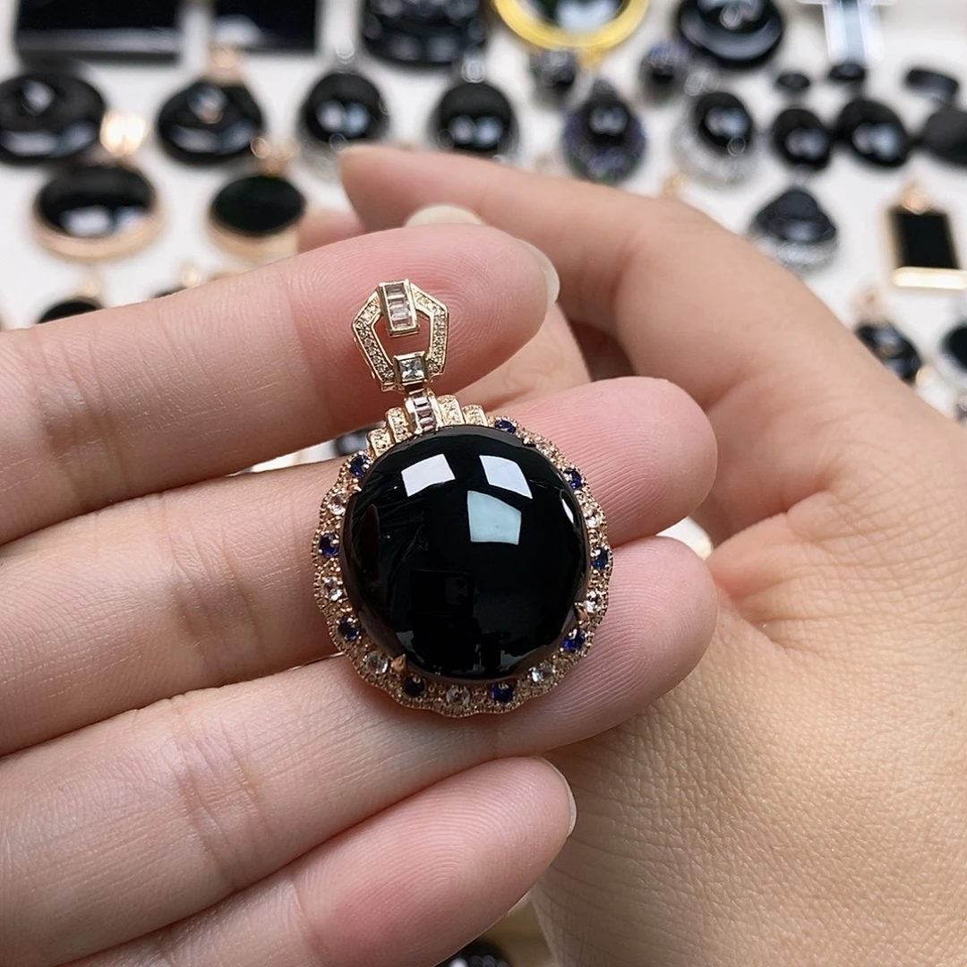 翡翠18K金镶嵌颈饰