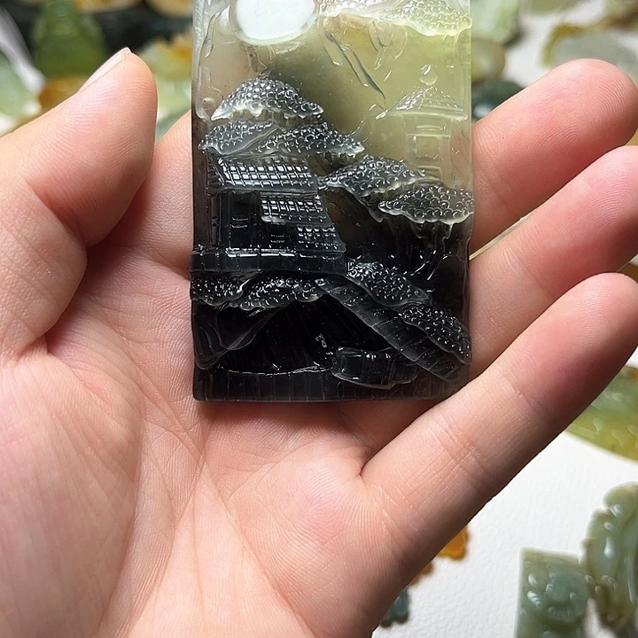 蛇纹石玉未镶嵌颈饰浮****花