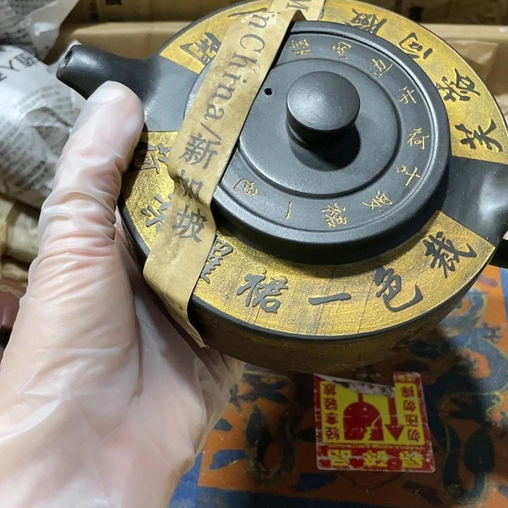 茶壶紫砂原矿泥料手工制作的一把紫砂壶。