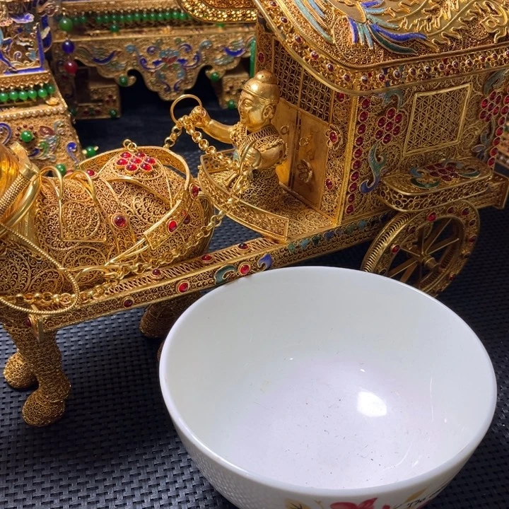 摆件如****司瓷器的造型也