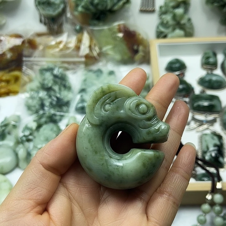 透闪石-蛇纹石玉未镶嵌颈饰