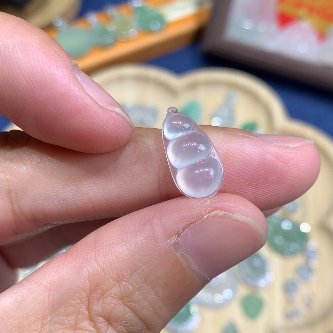 翡翠未镶嵌颈饰豆子