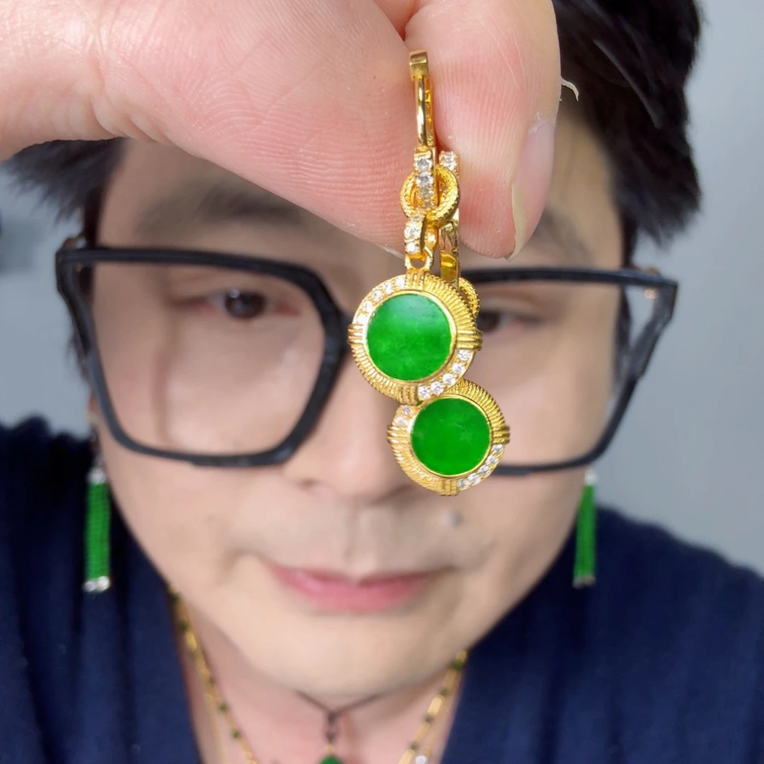 翡翠未镶嵌颈饰一对