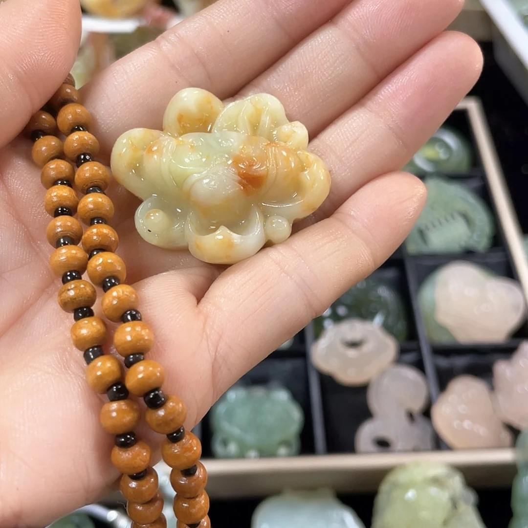 蛇纹石玉颈饰未镶嵌