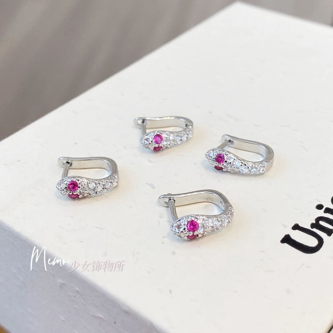 铜合金合成锆石耳饰 E364 灵蛇直针款玫红眼睛设计感百搭耳扣耳圈