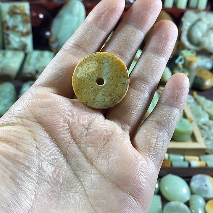颈饰未镶嵌岫岩河磨玉（透闪石质玉）