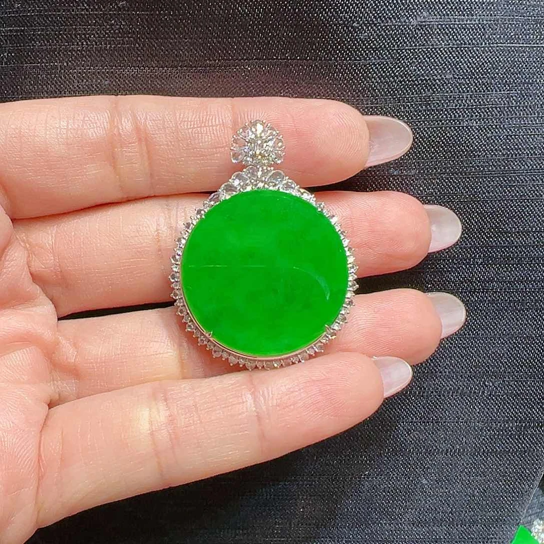 翡翠颈饰18K金镶嵌小****机圆牌吊坠