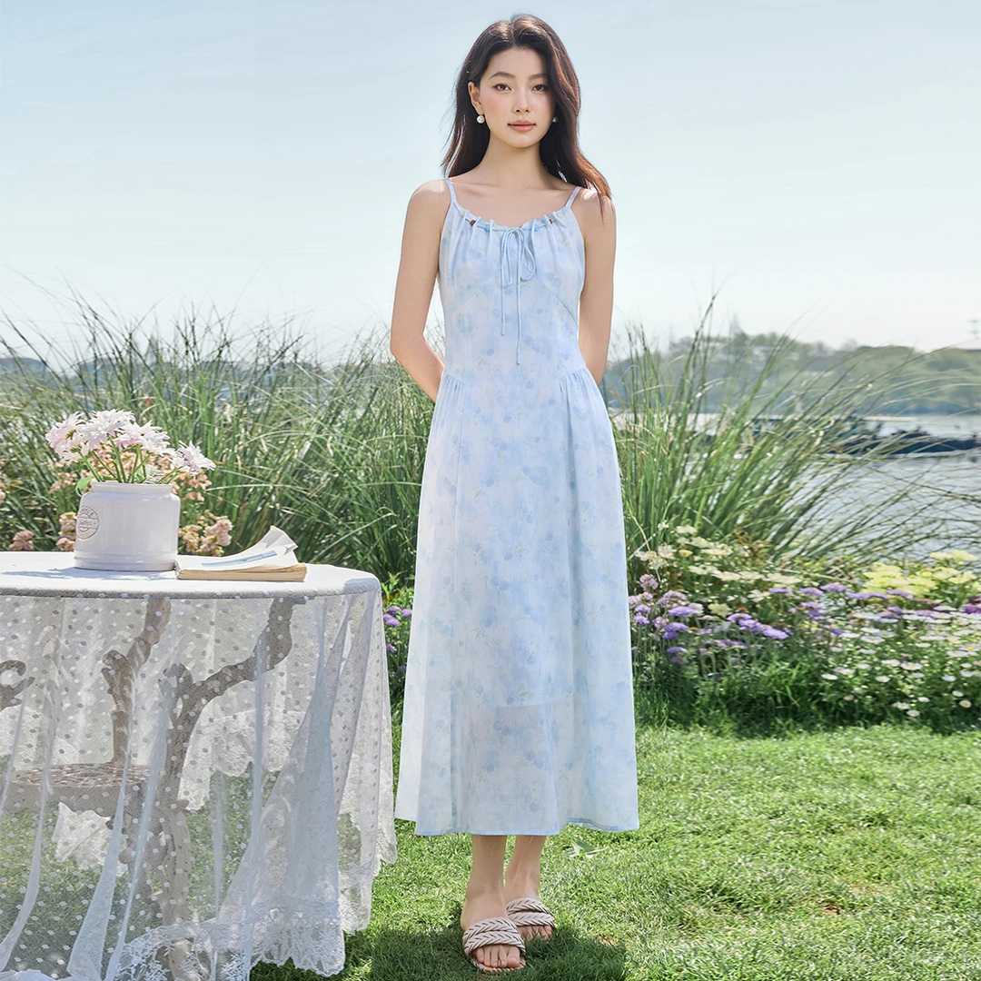 茵曼夏季浅蓝色吊带连衣裙女收腰显瘦碎花法式海边度假气质长裙子