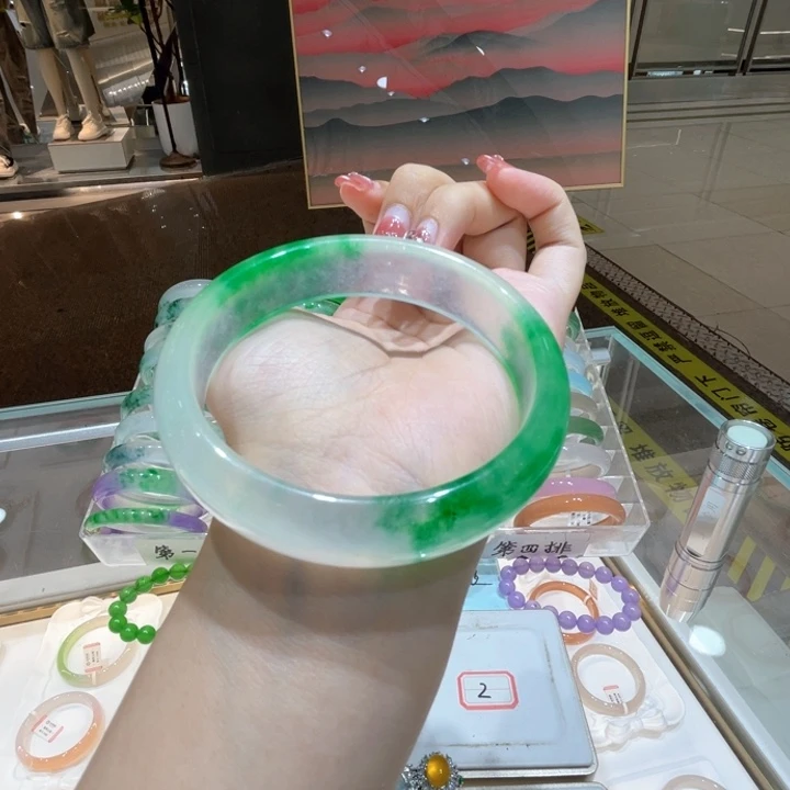 翡翠手镯未镶嵌翡翠手镯