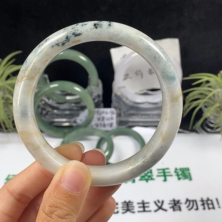未镶嵌手镯翡翠69号。 63.8圈