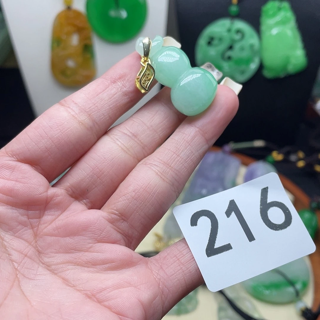 翡翠未镶嵌吊坠(赠链)