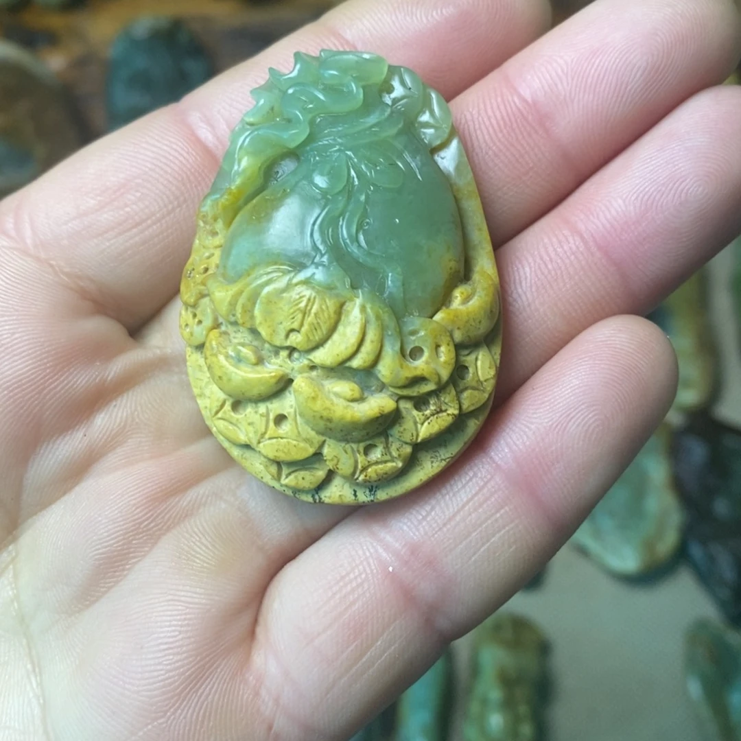 颈饰未镶嵌岫岩河磨玉（透闪石质玉）春*