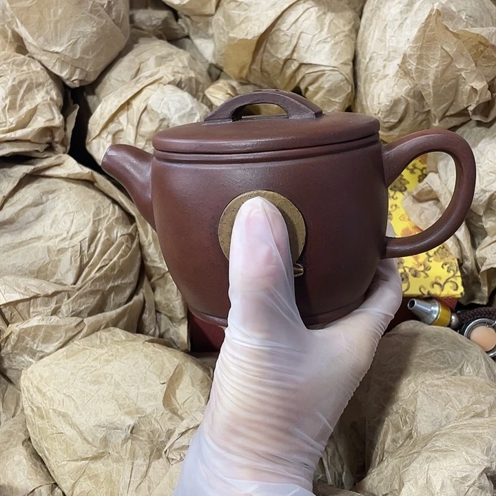 茶壶紫砂原矿泥料，手工制作的一把紫砂壶。