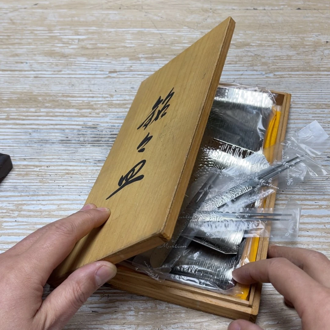 瓷片料****厨密密麻麻地排列着一个