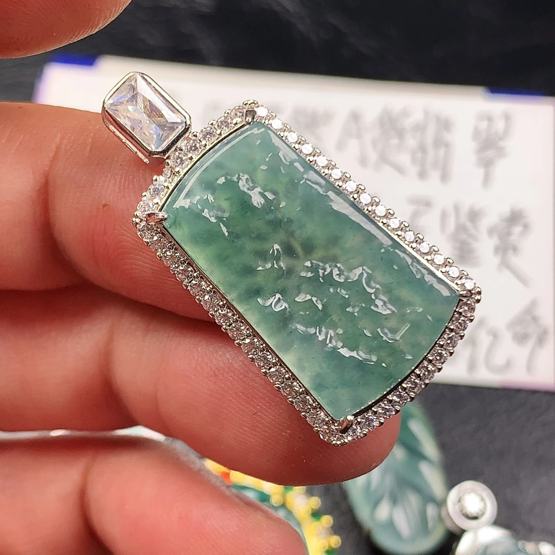 翡翠未镶嵌颈饰山水
