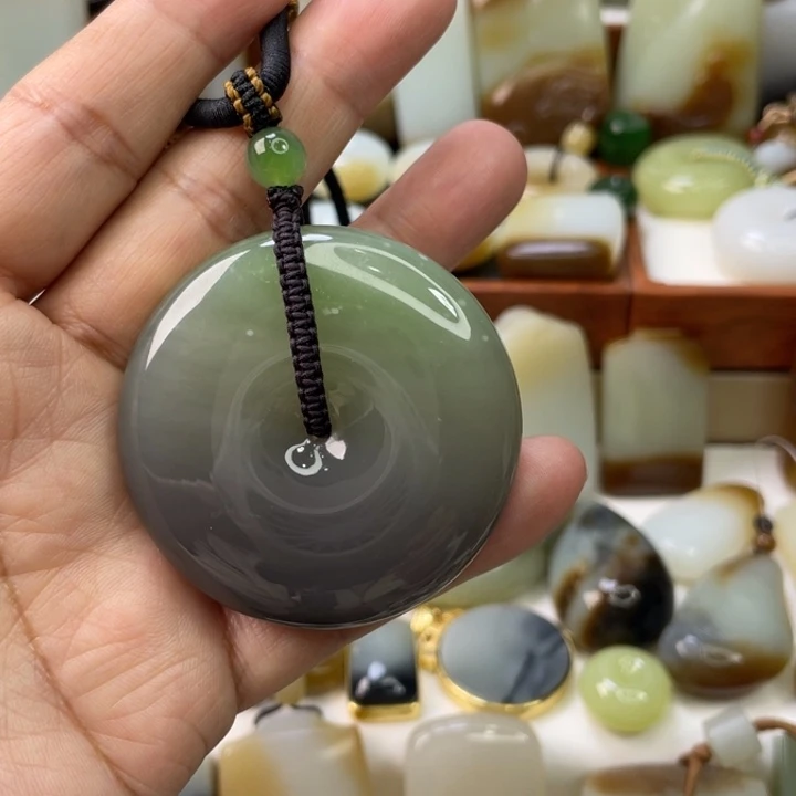 淡***菊和田玉未镶嵌颈饰