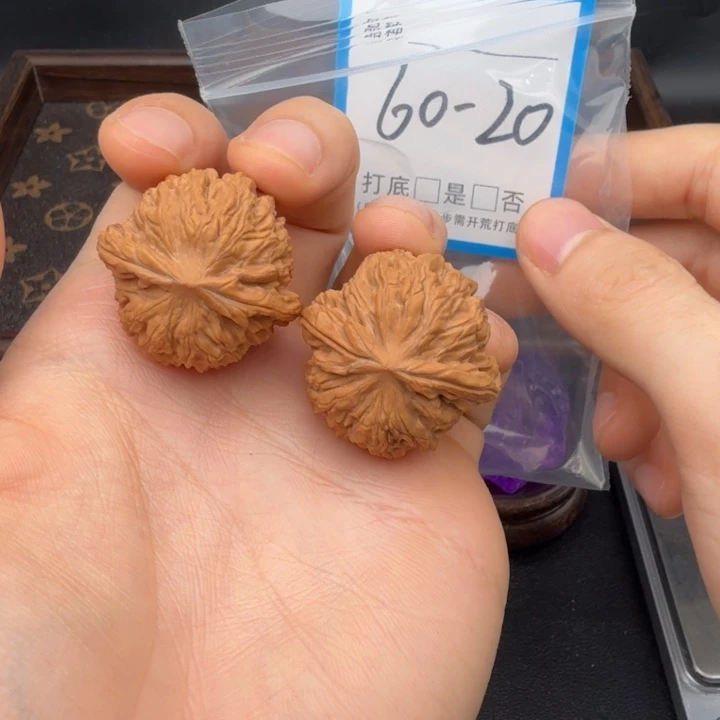 文玩核桃吊坠红豆32